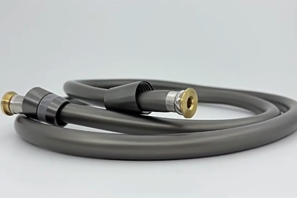 不銹鋼還是PVC？家用淋浴軟管到底該選哪個？